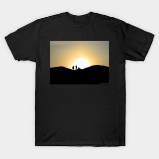 Silhouette of walkers  on the peak of mam tor derbyshire T-Shirt